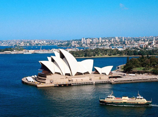 Beauty, Racing, Beaches — The Twin Stars of Australia